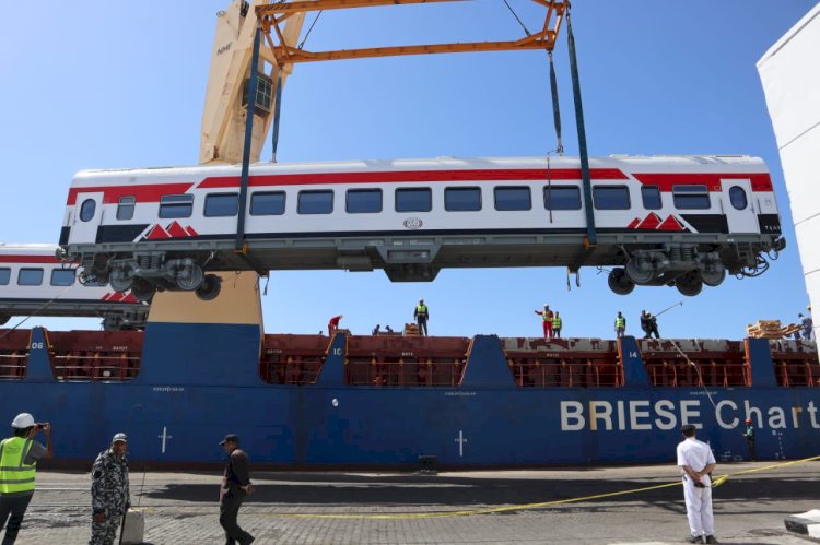 وصول 15 عربة درجة ثالثة مكيفة جديدة الى ميناء الإسكندرية قادمة من المجر