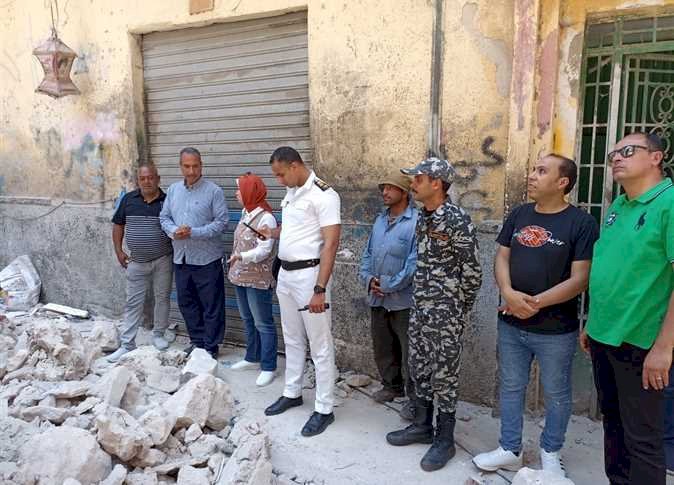 بالصورانهيار مبني بحي الجمرك  في الاسكندرية بلا سكان والشارع خالي من المارة