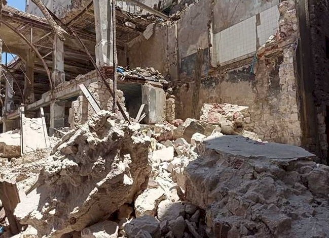 بالصورانهيار مبني بحي الجمرك  في الاسكندرية بلا سكان والشارع خالي من المارة