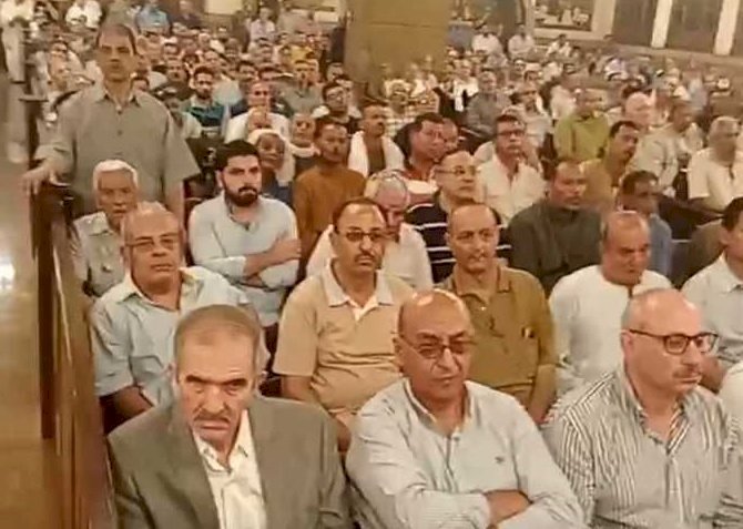 آلاف المواطنين يشيعون جثمان طبيب لقي مصرعه في حادث مروري بالمنيا