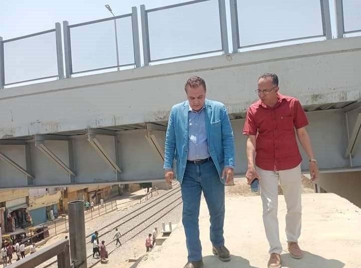 استمرار الأعمال الانشائية لمجمع مواقف السيارات وكوبرى مشاه الملكية البحرية بملوى