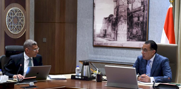 مدبولي يتابع مع الرئيس التنفيذي لوكالة الفضاء المصرية عددًا من المشروعات