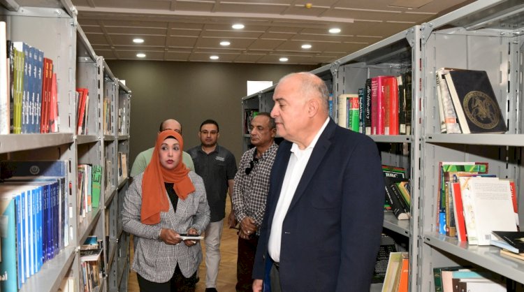 محافظ قنا يتفقد مكتبة مصر العامة 