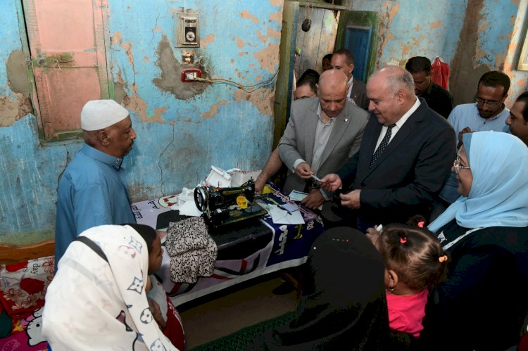 بالصور محافظ قنا  : يسلم أول ماكينة "خياطة" لاسرة في منزلها