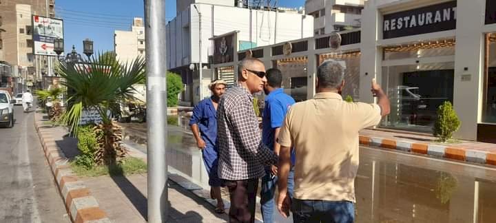 طارق لطفي:  رئيس  مدينة قنا يتابع إصلاح كسر خط صرف صحي بشارع ٢٣ يوليو بقنا