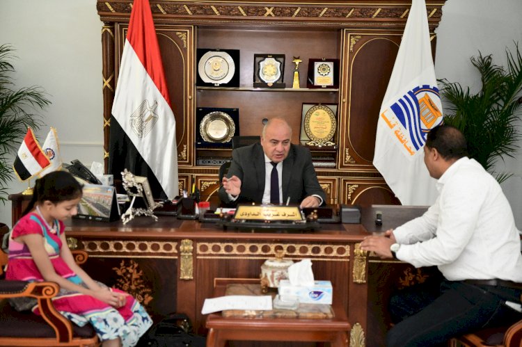 محافظ قنا  يستقبل 55 مواطنًا  بمكتبه لحل مشكلاتهم 