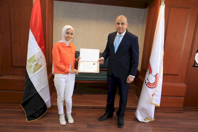 محافظ سوهاج يكرم الطالبة "ريناد" الفائزة بالمركز الأول على مستوى الجمهورية في مسابقة تطبيقات مايكروسوفت