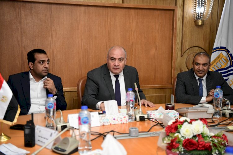 الداودى يستعرض تصميم كورنيش النيل الشرقى الجديد بمدينة قنا