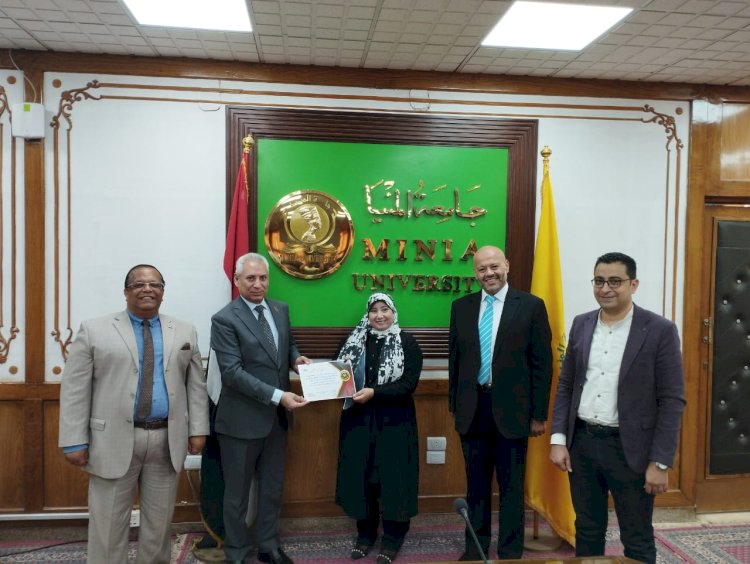 رئيس جامعة المنيا يكرم منسقي الاختبارات الإلكترونية لكليات القطاع الطبي