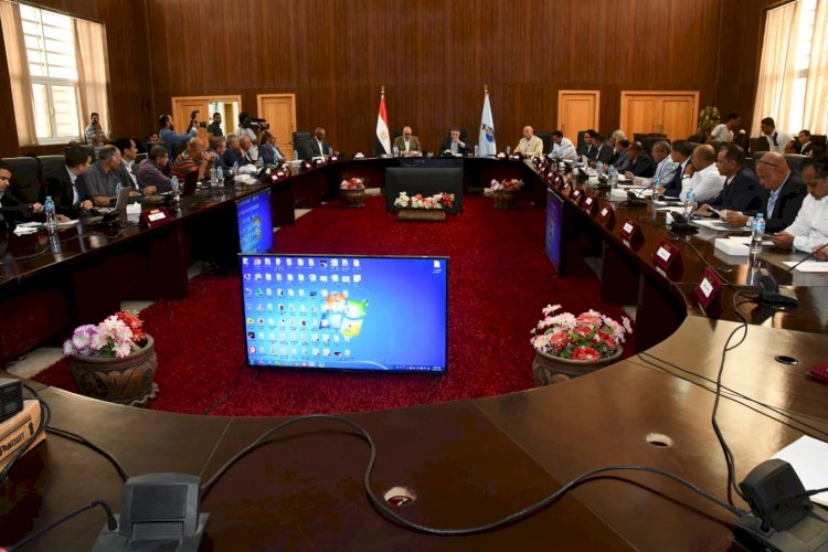 الجزار وحنفي يتابعان موقف خدمات مياه الشرب والصرف الصحى بالبحر الاحمر