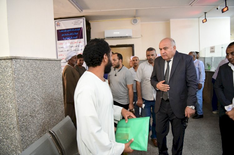 محافظ قنا يفاجئ المركز التكنولوجي بمدينة قنا للاطمئنان علي مستوى الخدمات المقدمة للمواطنين 
