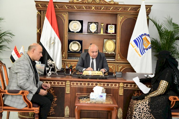 محافظ قنا يستقبل ٥٦ مواطنًا بمكتبه لبحث شكواهم 