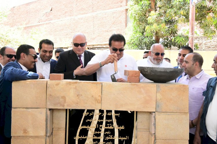 وزير الصحة ومحافظ قنا يضعان حجر أساس مستشفي الرمد 