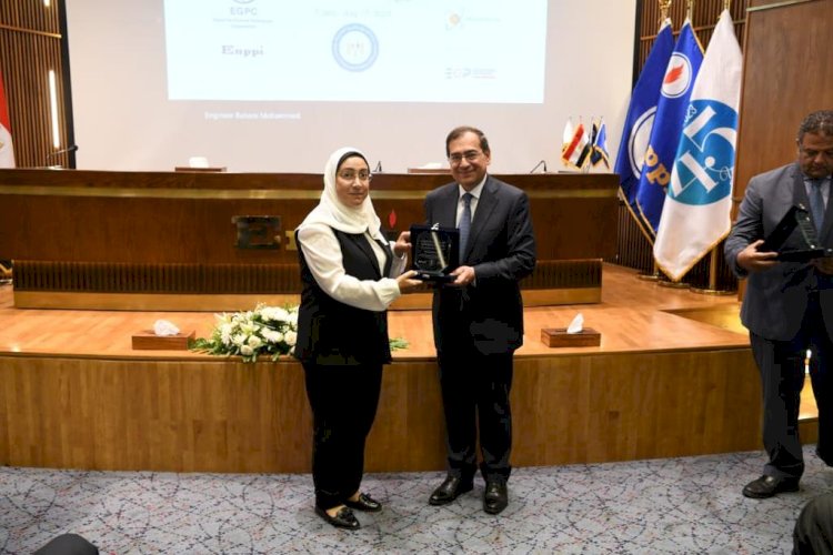 "الملا" يسلم شهادات إكمال المرحلة الأولى من البرنامج التدريبى على نظم البرمجة الخطية  Linear Programming