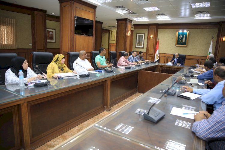 احمد القاضي يتابع العمل مع مديري إدارات الأزمات بالوحدات المحلية