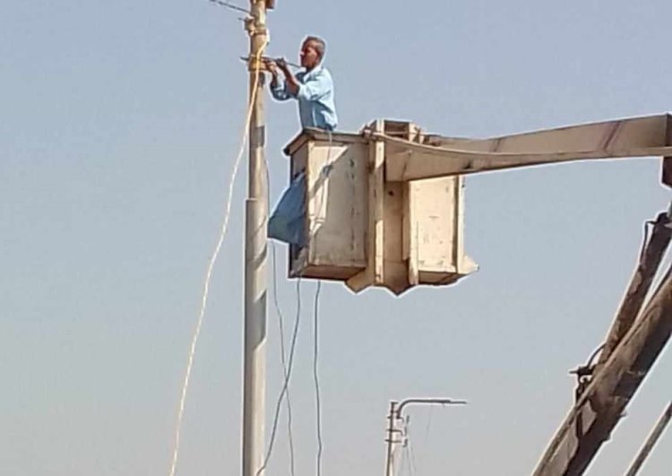 حملة لصيانة أعمدة وكشافات الانارة وتمهيد وتسوية الطرق فى٣ مراكز بالمنيا