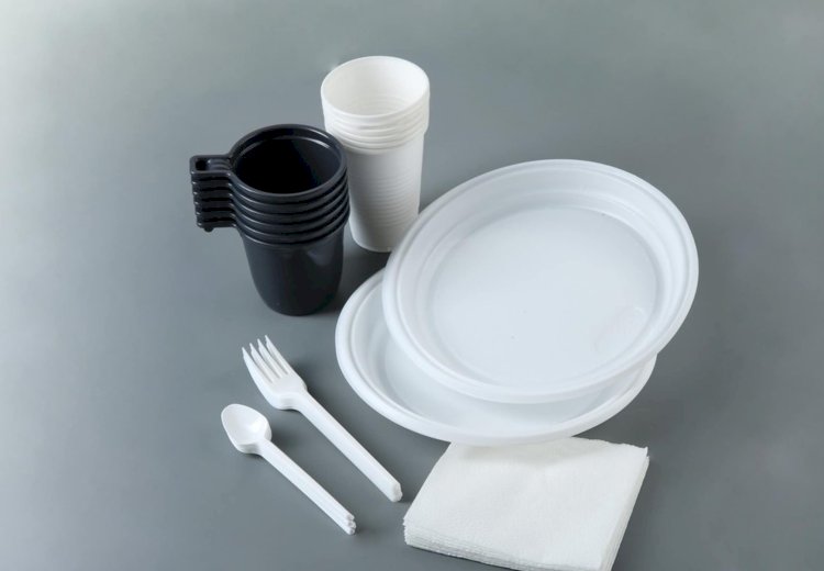 بريطانيا تحظر الملاعق والاطباق البلاستيك اعتباراً من أكتوبر