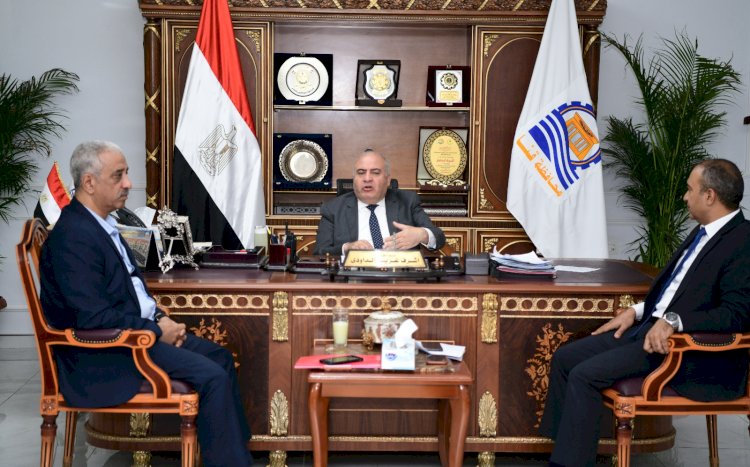 محافظ قنا يتابع الموقف التنفيذي  لقانون المحال التجارية 