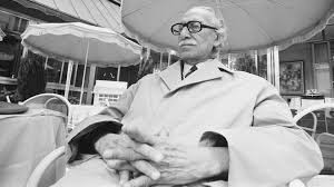 في ذكرى رحيله.. شاهد 10 صور نادرة للأديب الكبير توفيق الحكيم