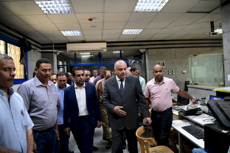 للوقوف علي آخر مستجدات ملفات التقنين.. محافظ قنا يتفقد وحدة استرداد أراضي الدولة 