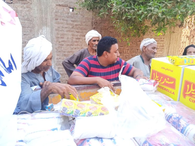 استمرارًا لمبادرة "مع الناس"..  سيارات "الشعب الجمهورى" تصل قرى قوص لتوفير السلع الغذائية بأسعار مخفضة