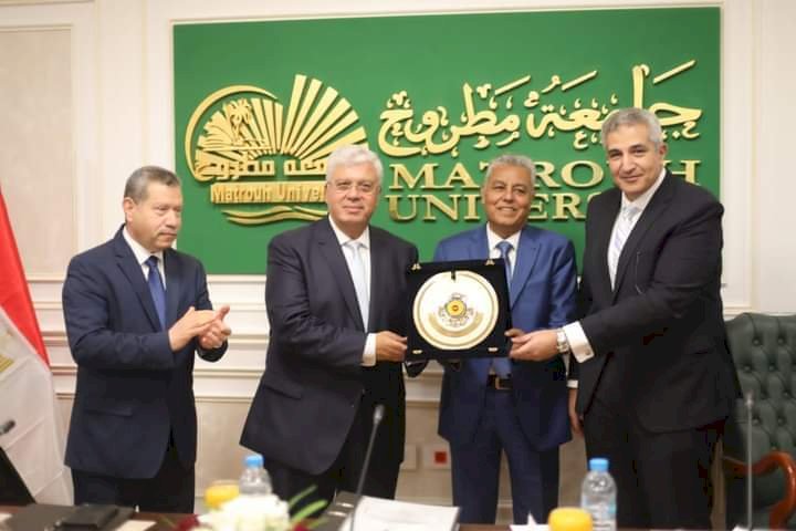 وزير التعليم العالي يكرم الدكتور يوسف غرباوي