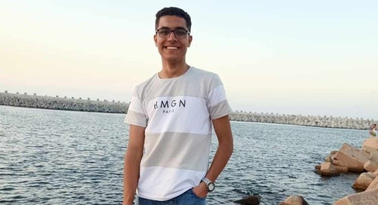 القاضي يهنيء ابن المنيا كيرلس تليفونيالحصوله علي المركز الرابع في الثانوية العامة