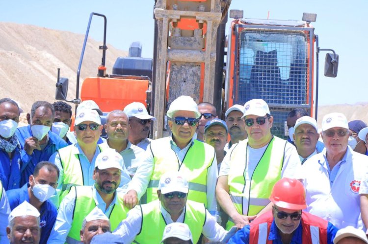 وزير قطاع الأعمال العام في جولة ميدانية بشركة النصر للتعدين بأسوان