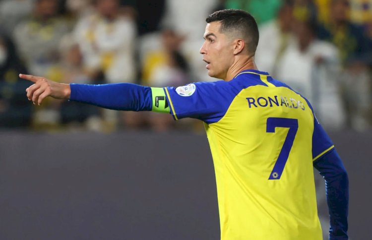 الجارديان البريطانية : كرة القدم العالمية ستنطلق من السعودية وكلوب يحذر الفيفا