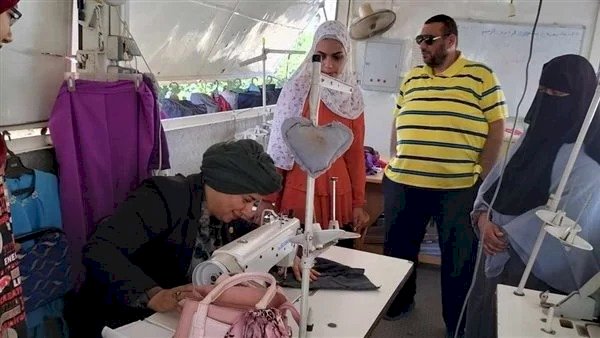 وزارة العمل:دورة تدريبية علي التفصل والخياطة لفتيات المنيا