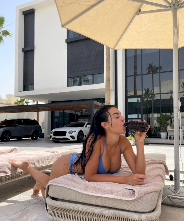 بالصور رحلة لاتنسي لكريستيانو رونالدو مع صديقتة جورجينا بمظهر جديد ومثير