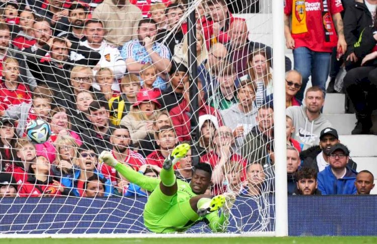 أونانا حارس مانشستر يونايتد يتلقى هدفًا من منتصف الملعب في أول ظهور له