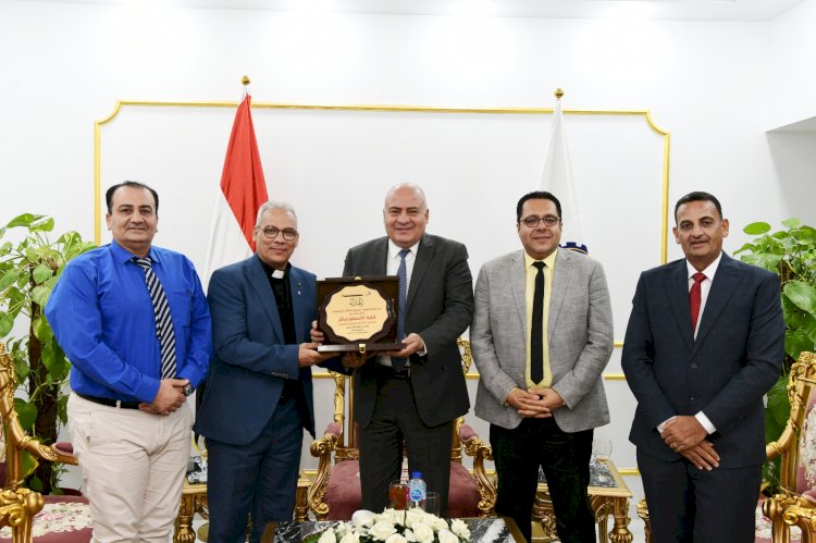 محافظ قنا يستقبل وفد كلية لاهوت مجمع المثال الانجيلية