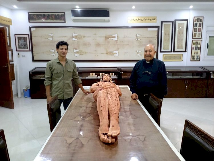 نحات المنيا يبهر سفير الفاتيكان بتصميم تمثال للسيد المسيح