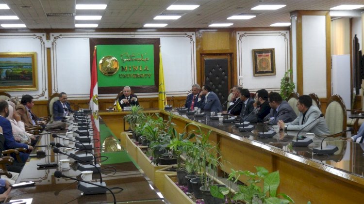 رئيس جامعة المنيا يجتمع بمديري المستشفيات الجامعية