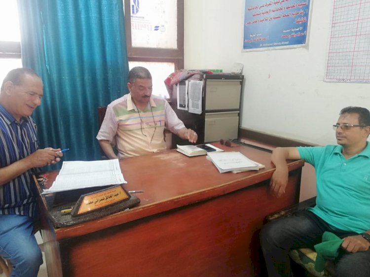 مدير تعليمية أبوتشت يتفقد سير العملية التعليمية والانضباط الإداري بالشهيد عارف وقناطر نجع حمادي