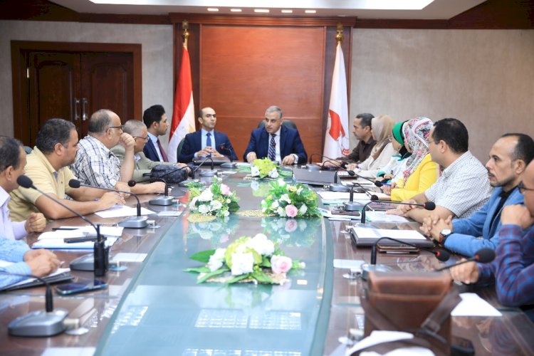 محافظ سوهاج يعقد اجتماعا مع فريق عمل مبادرة القرية الخضراء