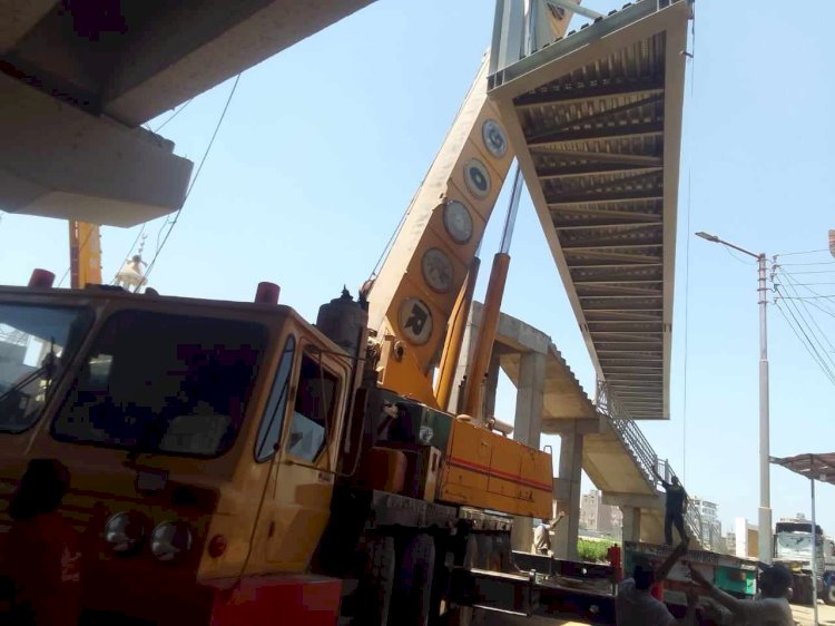 تركيب الكمرات الحديدية علي كوبري المشاة الملكية بملوي