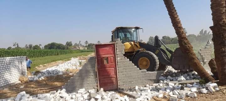 تنفيذ ٣ حالات ازالة فورية بدندرة بقنا