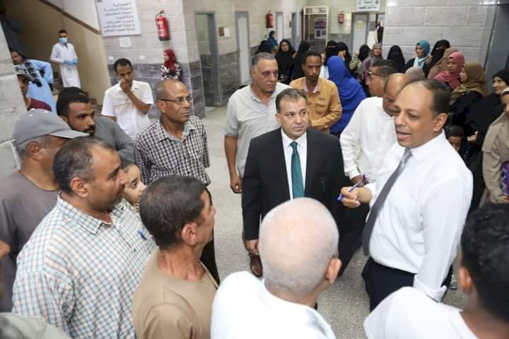 د / احمد عكاوي : رئيس جامعة جنوب الوادى يتفقد كلية طب الفم والاسنان