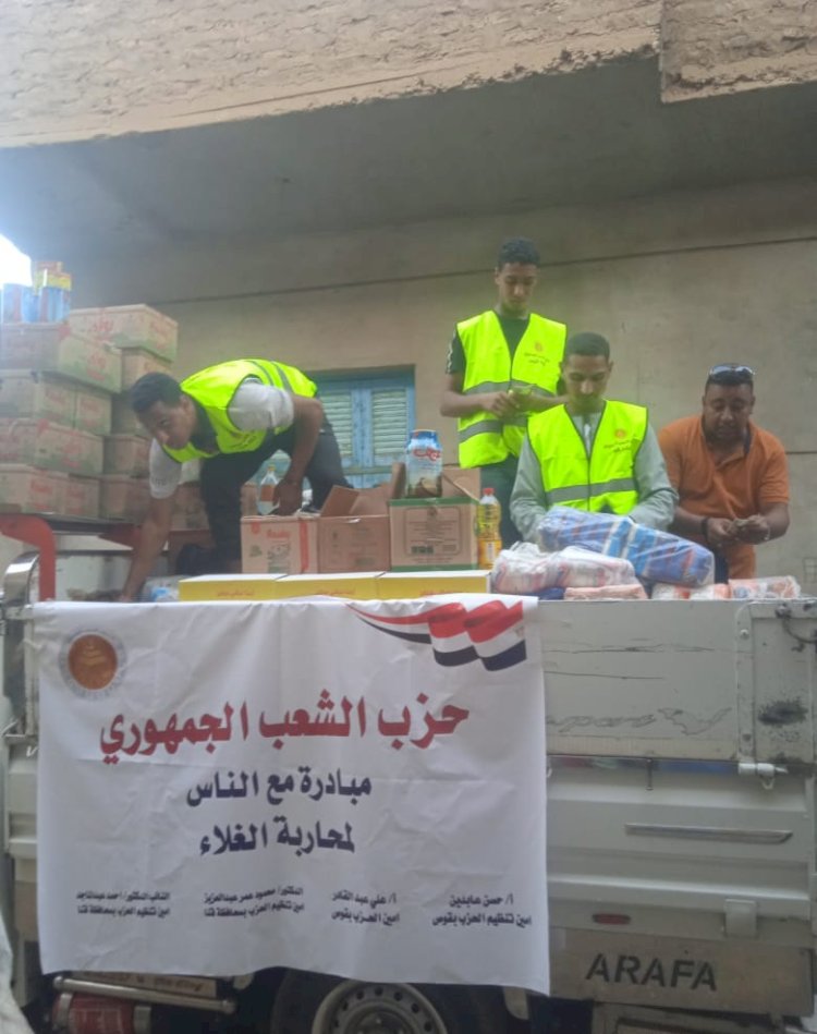سيارات الشعب الجمهورى بقرية العيايشا بقوص لتوفير السلع  بأسعار مخفضة