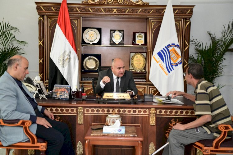 لبحث شكواهم .. محافظ قنا يستقبل 78 مواطن بمكتبه