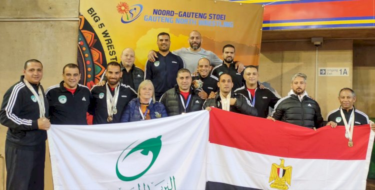 الدكتور شريف فاروق يكرم فريق البريد للمصارعة