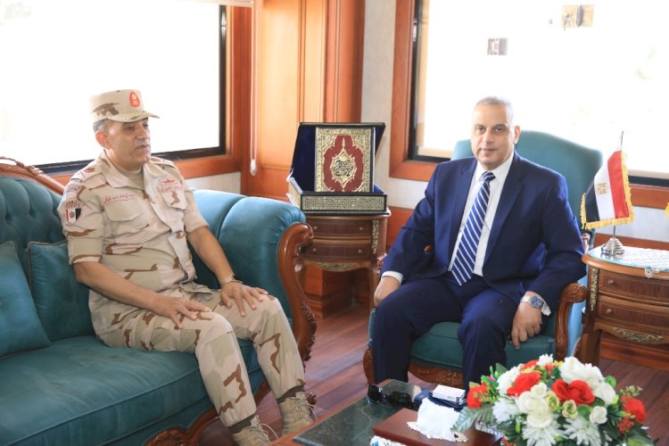 محافظ سوهاج يستقبل مساعد وزير الدفاع لمتابعة مشروعات حياة كريمة
