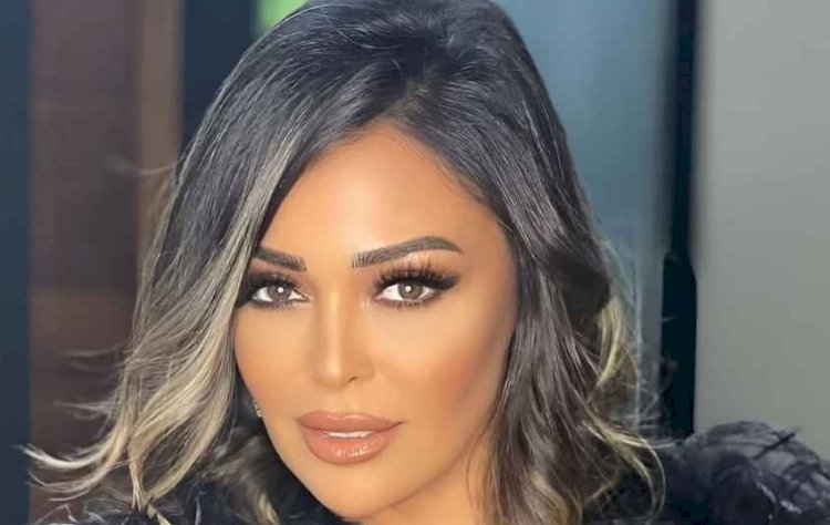 داليا البحيري تسقط على المسرح وتتعرض لإصابة في يدها