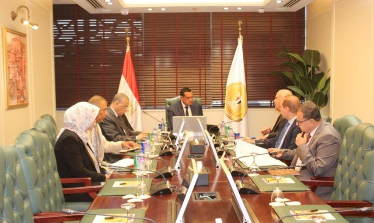 هشام آمنه ومحافظ قنا بالعاصمة الادارية لمناقشة المشروعات التنموية بالمحافظة