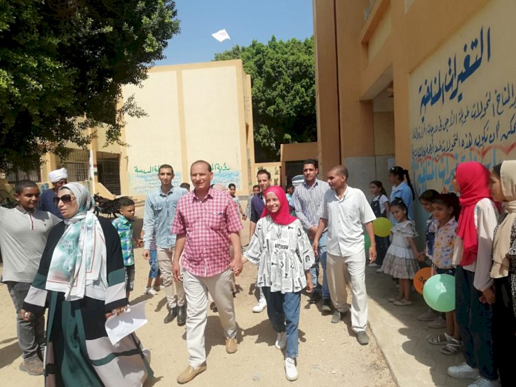 ممر شرفي لمدير مدرسة قناطر نجع حمادي الابتدائية لبلوغه سن التقاعد