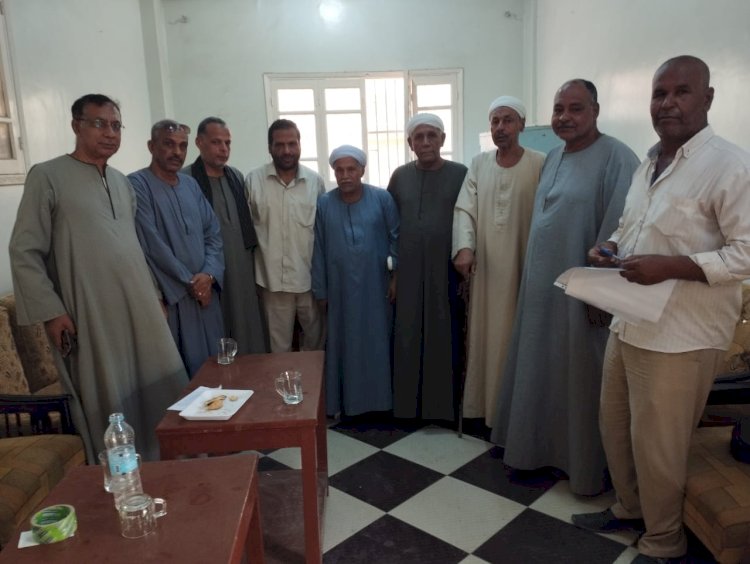 قاصد يجتمع بمجلس الأمناء والآباء بإدراة فرشوط التعليمية