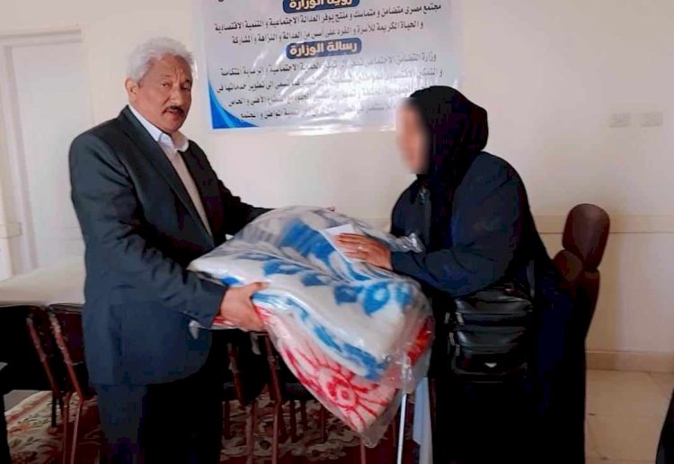 محافظ المنيا يقدم الدعم للاسر الاولي بالرعاية