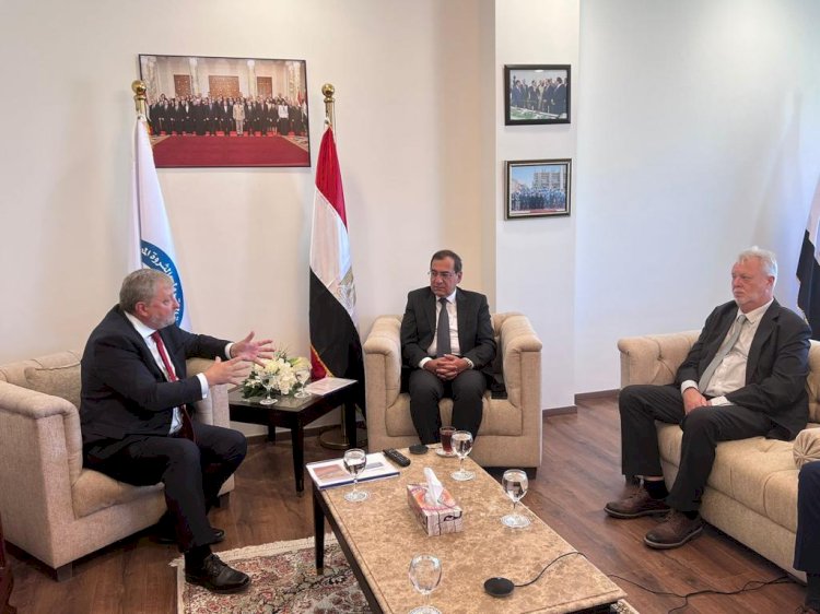 الملا وماكسويل  يبحثان  استثمارات  ترانس الكندية في الصحرارين الشرقية والغربية